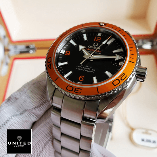 Omega Turuncu Bezel Siyah Kadran Replika çelik bilezik kutuda