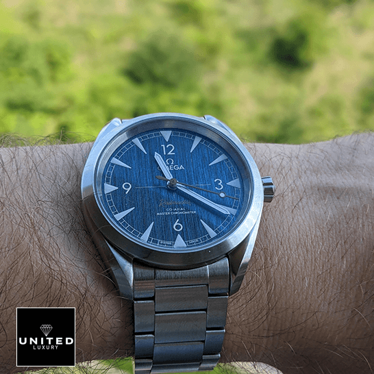 Omega Railmaster Co-Axial Master Steel 220.10.40.20.03.001 Collector’s Clone 1:1 omega seamaster 220.10.40.20.03.001 replica hand Omega Seamaster Blue Dial 220.10.40.20.03.001 Oyster Replica on the hand grass background