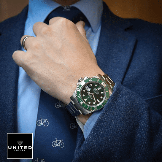 Rolex Submariner Date 116610LV "Hulk" Luxury Clone Quality Rolex Submariner Hulk 116610LV Green Bezel Replica on his arm