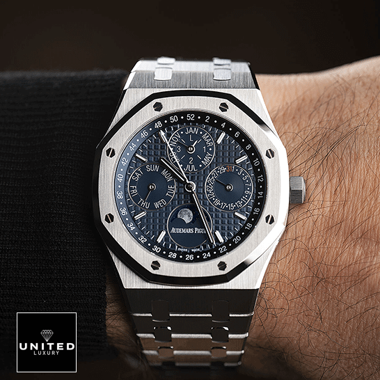 Audemars Piguet Royal Oak Offshore 26574ST.OO.1220ST.02 "Blue Dial" Exclusive Clone 1:1 audemarspiguet royaloak 26574ST.OO .1220ST replica hand Audemars Piguet Royal Oak Blue Dial Replica on the man wrist