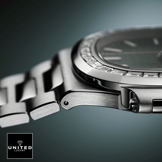 Patek Philippe Nautilus 5711/1300A-001 "Diamond Bezel" Exclusive Clone Edition Patek Patek Philippe Stainless Steel Bracelet Replcia side view green background