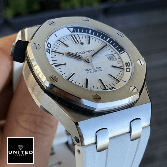 Audemars Piguet Royal Oak Offshore 26170ST.OO.D101CR.01 "White Dial" Superior Replica audemars piguet royal oak offshore diver 15710ST.OO left Audemars Piguet Royal Oak Replica white rubber bracelet on the hand
