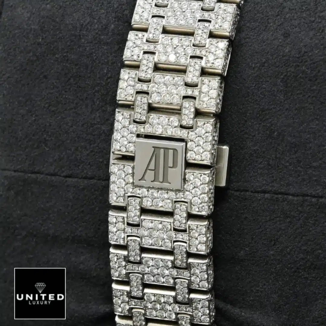 Audemars Piguet Royal Oak Offshore 26470OR.OO.A002CR.01 "Diamond Bezel" Collector’s Clone 1:1 Yeni Proje 4 11 AP Royal Oak 15500ST.OO.1220ST.04 Replica Bracelet is jewel set and has the AP logo on it